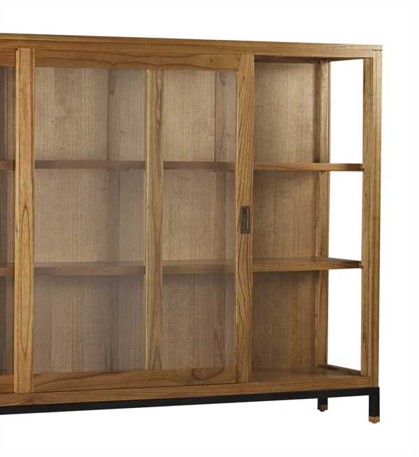 Vitrina colonial con puertas correderas y estantes de madera.