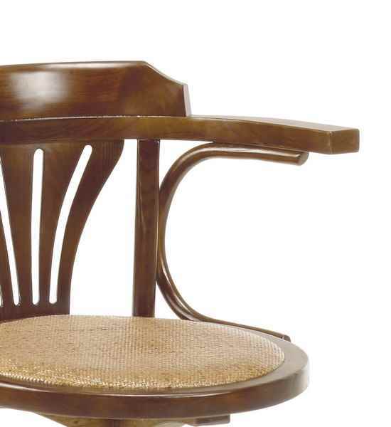 Silla giratoria de rattan con diseño colonial único.