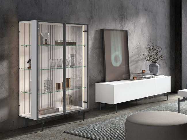 aparador bajo y vitrina con puertas y costados acristalados y trasera decorativa Modelo MUEBLE-SALON-NEW-ROYAL-45 - una solución útil y estética en salones de diseño