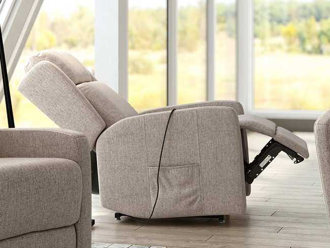 sillón elevador con estructura de hierro, asiento resistente. disponible en gris, perla, Modelo POWERLIFT-CELIA 