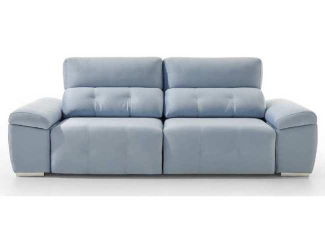 Distinguido sofa de 3 plazas con brazos deslizantes y con arcones en ello. Asientos deslizantes con apoyo al suelo y respaldos reclinables y rellenos de fibra. Medida 2.36 m. modelo TG-SOFA-STAR