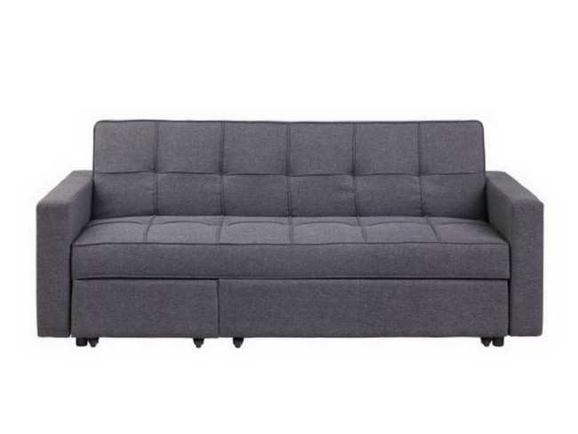 Sofa cama de tipo clic clac, con estructura de madera recubierta de espuma y muelles, tapizado en tela gris con costuras de vivo y capitone tanto en asiento como en respaldo. modelo NK-SOFA-CAMA-SENA