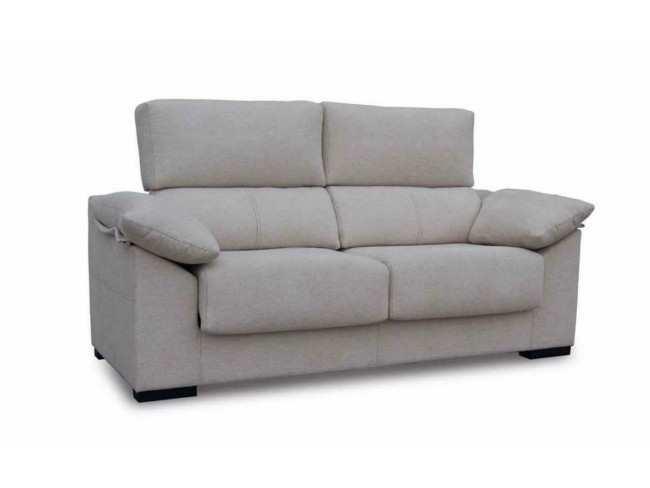 Sofa ideal para espacios pequeños gracias a su fondo reducido. Respaldo reclinable y asientos deslizantes. Cojines en brazos y patas metalicas. modelo KLY-SOFA-TRIANA