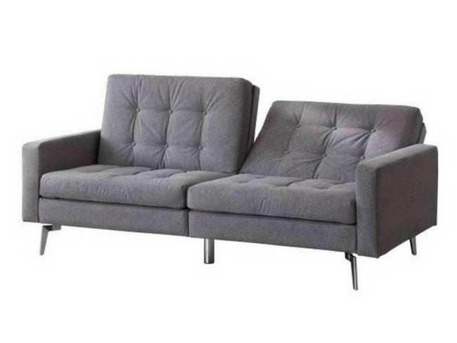Sofa cama de tipo clic clac tapizado en tela gris, con respaldo partido, capitone en los cojines y Patas Metalicas. modelo NK-SOFA-CAMA-NUMA