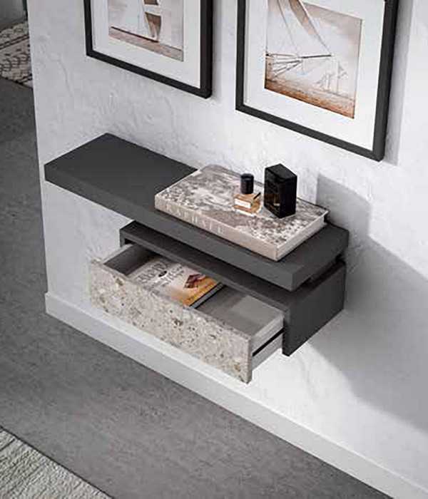 el recibidor se caracteriza por un estante prominente, ideal para colocar objetos decorativos o esenciales