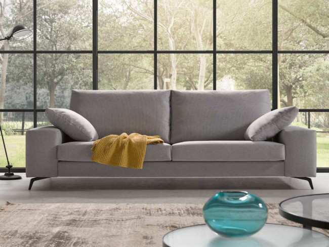 el sofá de 4 plazas, de 230 cm de largo, ofrece elegancia y modernidad con su tapizado en tela y patas de metal negro. sus almohadas de asiento, rellenas de espuma pur de 30 kg/m3 y recubiertas de fibra de poliéster, brindan un confort suave. Modelo SOFA-URB-ANYA-EXPRESS