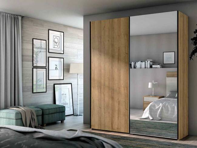 armario 2 puertas de 200cm con una puerta lisa correderas colgadas color madera natural y otra con luna espejo Modelo DUE-62