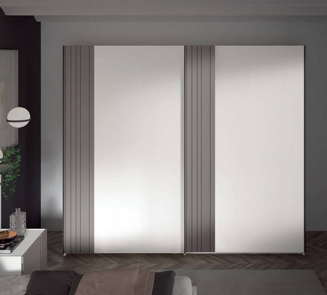 armario con 2puertas correderas 218 cm y diseño de franja vertical, ofreciendo variedad en colores y con una puerta destacada por un panel rayado. Modelo EOS-92