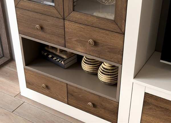 Composición de salón 295 cm con vitrinas y mueble TV en lacado crema.