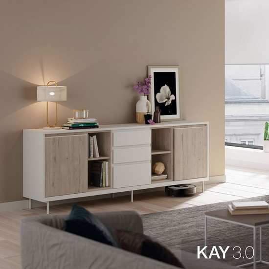 Aparador moderno con puertas correderas y acabado en madera natural.