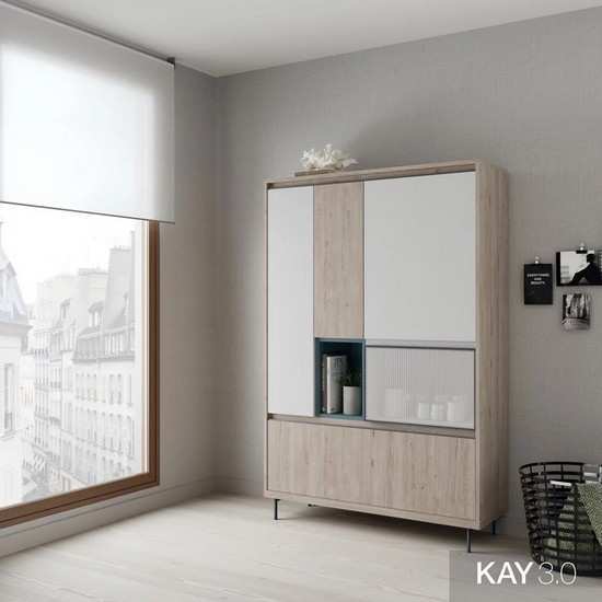 Mueble de salón moderno con puertas deslizantes de madera oscura.